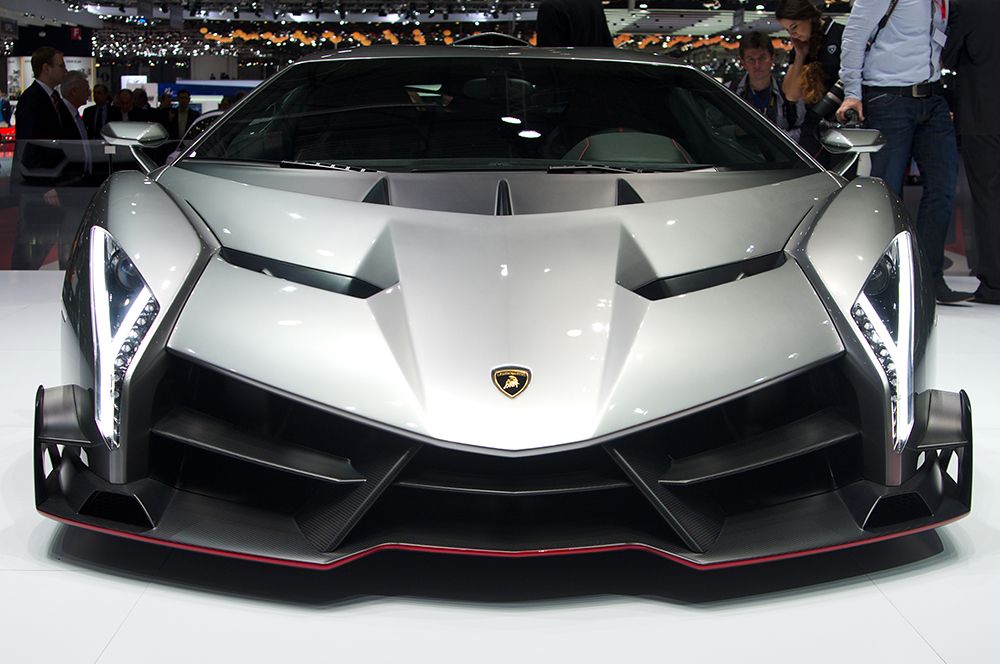 Lamborghini Veneno — 4,5 млн долларов. Автомобиль получил свое название в честь быка по кличке Венено (в переводе с испанского — «яд»). Модель была показана на Женевском автосалоне в марте 2013 года в честь 50-летия марки. Всего выпущено 4 экземпляра: один для музея Lamborghini, три для покупателей, причем все они были распроданы до премьеры автомобиля. 
