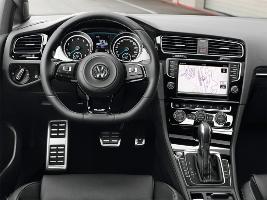 интерьер салона VW Golf R