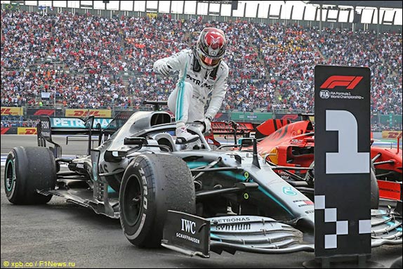 Льюис Хэмилтон выиграл Гран При Мексики, одержав десятую победу в сезоне и 83-ю в карьере