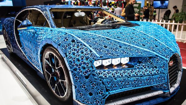 Автомобиль Bugatti Chiron, построенный из блоков LEGO Technic, на Парижском автосалоне. 2 октября 2018