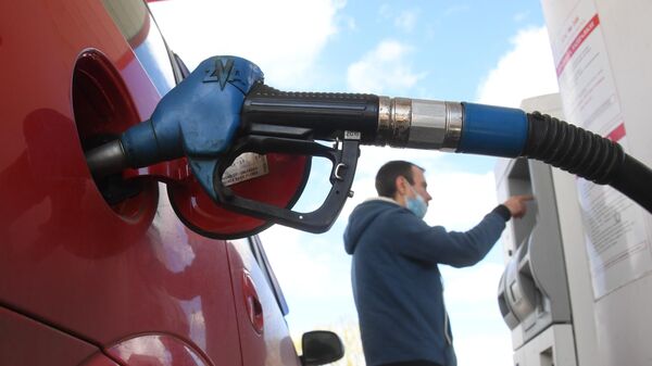 Мужчина оплачивает автомобильное топливо на одной из АЗС в Москве