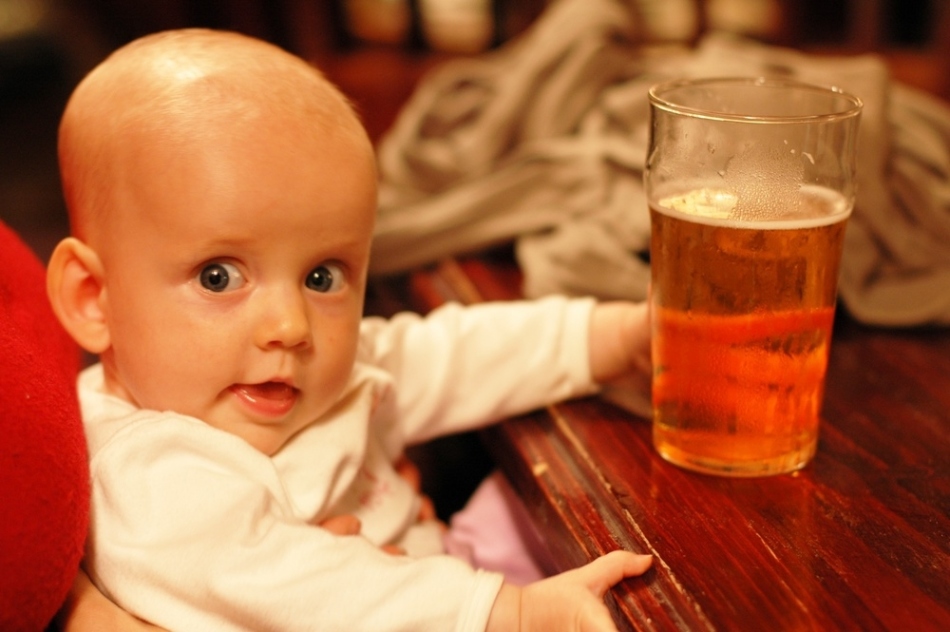 Безалкогольное пиво может навредить здоровью ребенка.