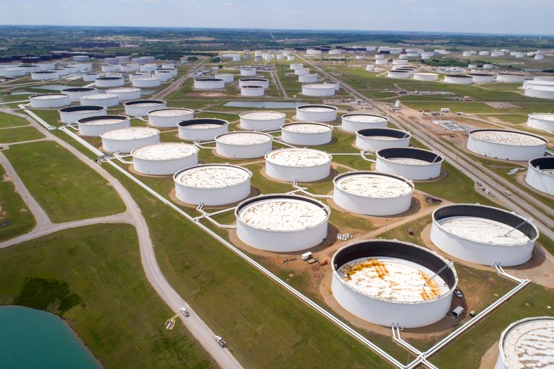 © Reuters. Crude oil storage tanks are seen in an aerial photograph at the Cushing oil hub