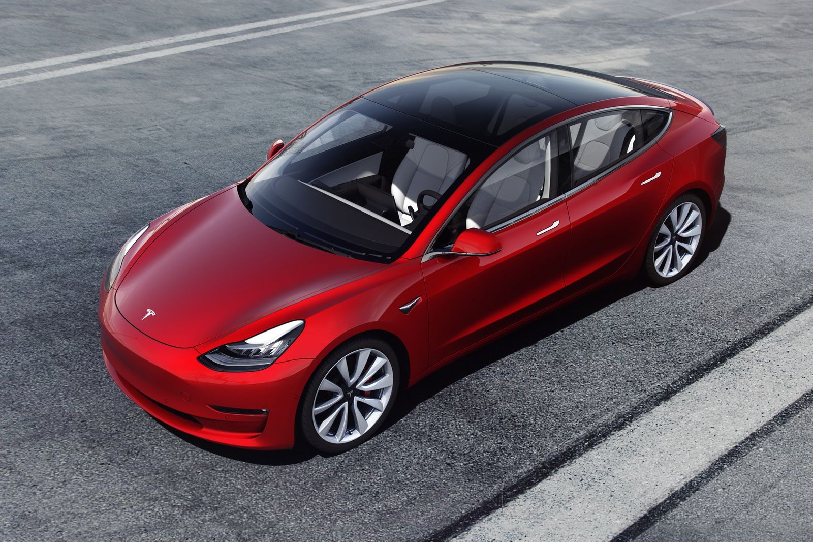 Tesla Model 3 смогла в 2018 году стать по-настоящему массовым электромобилем.