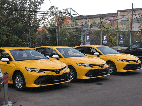 Оклейка автомобилей в Москве в желтый цвет для работы в такси